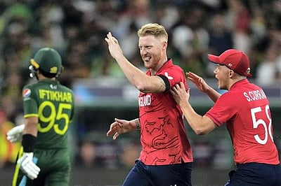 இங்கிலாந்து அபார பந்து வீச்சு: பாகிஸ்தானை 137 ரன்களுக்கு கட்டுப்படுத்தியது!