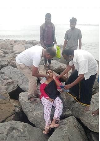 சென்னை காசிமேடு கடற்பகுதியில் தற்கொலைக்கு முயன்ற பெண்ணை காப்பாற்றிய காவலர்கள்