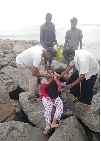 சென்னை காசிமேடு கடற்பகுதியில் தற்கொலைக்கு முயன்ற பெண்ணை காப்பாற்றிய காவலர்கள்