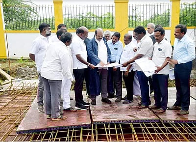 அடாது மழை பெய்தாலும், விடாது மழைநீர் சூழ்ந்த பகுதிகளில் அமைச்சர்கள் நேரில் ஆய்வு!