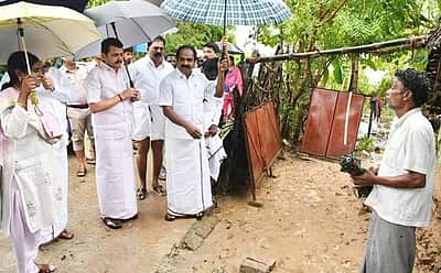 சீர்காழி: மழை வெள்ளத்தால் பாதிக்கப்பட்டப் பகுதிகளில் அமைச்சர்கள் ஆய்வு!