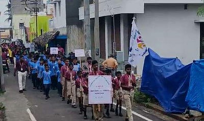 குழந்தைகள் செல்போனை தவிர்க்க வலியுறுத்தி பள்ளி மாணவ, மாணவியர் பேரணி