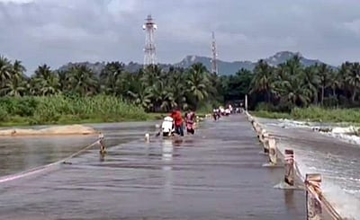 பாலாற்றில் வெள்ளம்: ஆபத்தை உணராமல் தரைப்பாலத்தில் பயணம் செய்யும் மக்கள்!