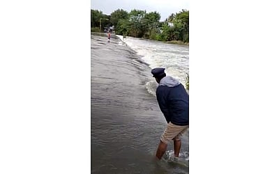 நெமிலி அருகே மதுபோதையில் ஆற்று தண்ணீரில் இறங்கி தத்தளித்தவரை மீட்ட காவலர்கள் 