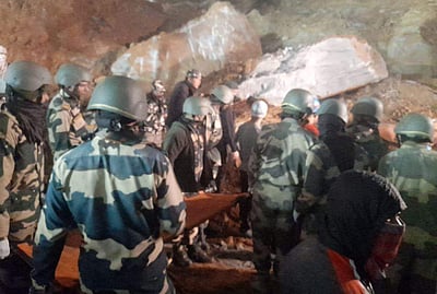 மிசோரத்தில் கல்குவாரி சரிந்து விபத்து: 8 தொழிலாளர்கள் பலி! இன்னும் 4 பேரைத் தேடும் பணி தீவிரம்