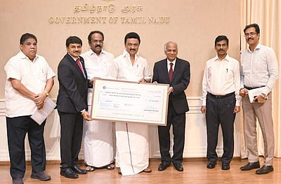 ஹூஸ்டன் பல்கலைக்கழகத்தில் தமிழ் இருக்கை: ரூ. 2.50 கோடி காசோலையை வழங்கினார் முதல்வர்