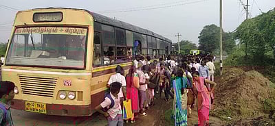 வெங்கச்சேரி செய்யாற்றில் தற்காலிக பாலம் சேதம்: போக்குவரத்து பாதிப்பு