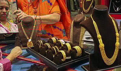 தங்கம் பவுனுக்கு ரூ.64 உயா்வு