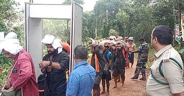 குமுளி புல்மேடு வழியாக சபரிமலைக்கு ஐயப்ப பக்தர்கள் நடைப்பயணம்