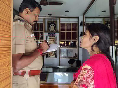 காரமடையில் நகைக்கடை பூட்டை உடைத்து தங்கம், வெள்ளி கொள்ளை