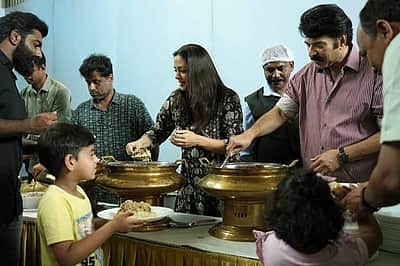 படக்குழுவினருக்கு உணவு பரிமாறிய ஜோதிகா- மம்மூட்டி! 