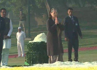 இந்திரா காந்தி பிறந்தநாள்: சோனியா உள்ளிட்ட காங்கிரஸ் தலைவர்கள் அஞ்சலி