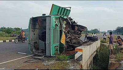 சபரிமலைக்கு சென்ற பேருந்து கவிழ்ந்தது , 43 பேர் காயம்