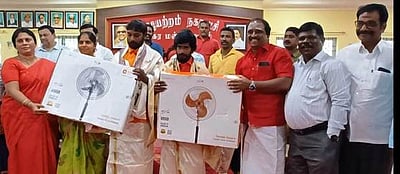 குப்பைக்குப் போன வைர கம்மல்! மீட்டுத் தந்த தூய்மைப் பணியாளர்களுக்குப் பாராட்டு!!