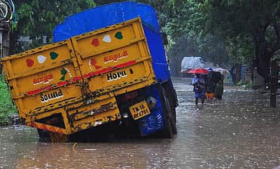 கொட்டும் மழையில் தத்தளிக்கும் சென்னை - புகைப்படங்கள்