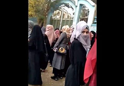 ஆப்கனில் மாணவிகளைத் தாக்கி விரட்டியடித்த தலிபான்! (விடியோ)