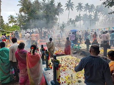 கல்லறைத் திருநாள்: தம்மம்பட்டி பகுதியில் கிறிஸ்தவர்கள் பிரார்த்தனை!