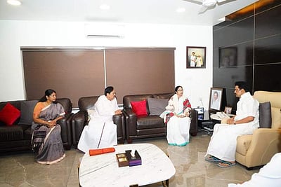 'மரியாதை நிமித்தமானது': சந்திப்புக்குப் பின் ஸ்டாலின் -  மம்தா பானர்ஜி பேட்டி!