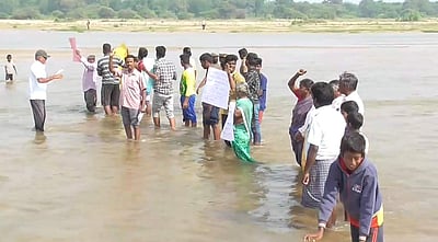 தரைப்பாலம் கோரி பாலாற்றில் இறங்கி கிராம மக்கள் போராட்டம் 