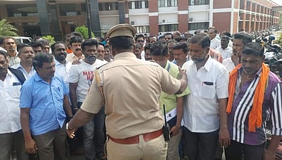 சேலத்தில் ஆட்சியர் அலுவலகத்தை முற்றுகையிட்ட கேபிள் டிவி ஆபரேட்டர்கள் 