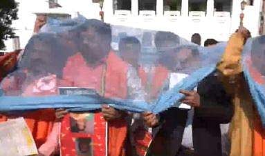 கொசுவலையுடன் பாஜகவினர் நூதனப் போராட்டம்!