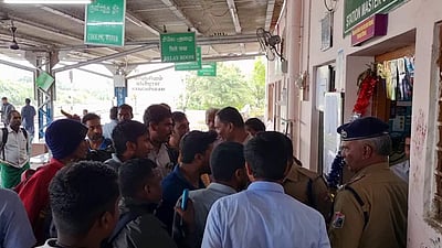 திருமால்பூர் - சென்னை ரயில் 2 மணி நேரம் தாமதம்: பயணிகள் வாக்குவாதத்தால் பரபரப்பு!