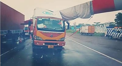 விங்ஸ் ஏற்றிவந்த லாரி மீது கண்டெய்னர் லாரி மோதி விபத்து: 2 மணி நேரம் போக்குவரத்து பாதிப்பு!