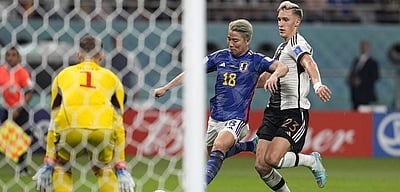 உலகக் கோப்பை: மைதானத்தைச் சுத்தம் செய்யும் ஜப்பான் ரசிகர்கள்