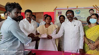 சீா்காழி, தரங்கம்பாடியில் மழை நிவாரணம் ரூ.1,000 வழங்கும் பணி தொடக்கம்