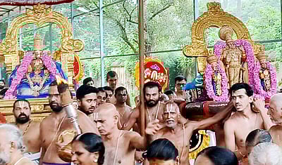 காஞ்சிபுரம் தேவராஜசுவாமி ரத்ன அங்கியில் சேவை!