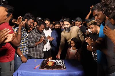 'பத்து தல' படக்குழுவினருடன் கேக் வெட்டிக் கொண்டாடிய சிம்பு - புகைப்படங்கள்