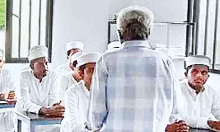 சம்ஸ்கிருதம்  படிக்கும்  இஸ்லாமிய  மாணவர்கள்!