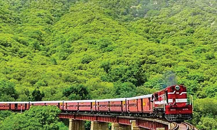 அழகிய காட்சிகளை வழங்கும் ரயில்வே! 