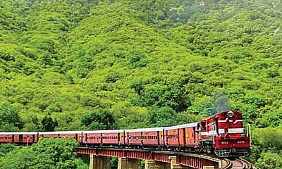 அழகிய காட்சிகளை வழங்கும் ரயில்வே! 