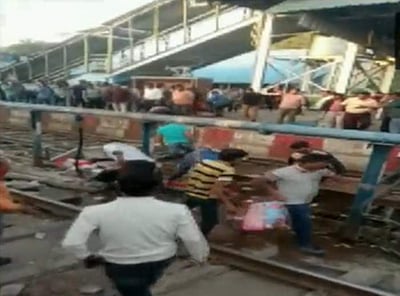 மகாராஷ்டிரம்: ரயில்வே நடை மேம்பாலம் இடிந்ததில் 20க்கும் மேற்பட்டோர் காயம்!