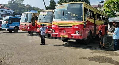 இடுக்கி மாவட்டத்தில் காங்கிரஸ் கட்சி வேலைநிறுத்தம்: தமிழக-கேரள எல்லையில் வாகனங்கள் நிறுத்தம்