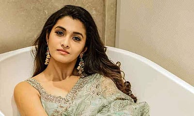 பாத் டப்பில் ப்ரியா பவானி சங்கர் - புகைப்படங்கள்