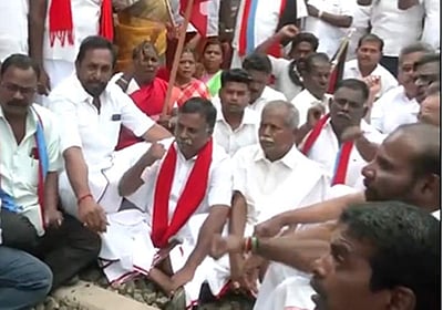 திருவாரூா், நாகை மாவட்டங்களில் ரயில் மறியல் போராட்டம் தொடங்கியது!