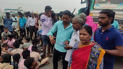 சிதம்பரம் அருகே சுரங்கப்பாதை அமைக்கக் கோரி பொதுமக்கள் திடீர் சாலை மறியல்