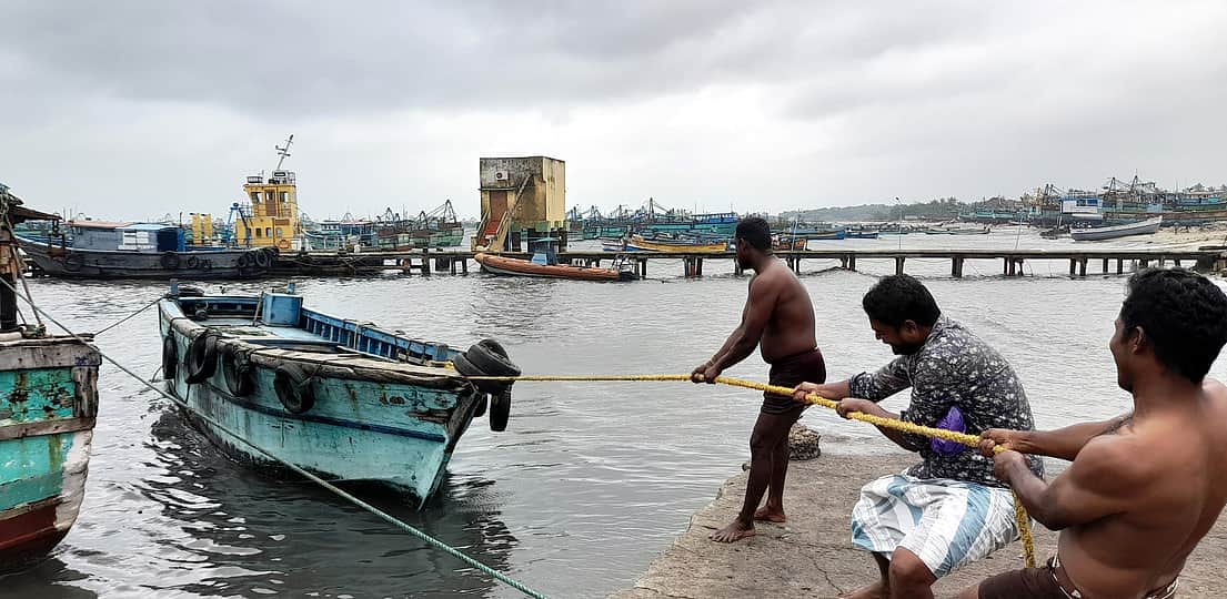 தண்ணீரில் பிழைக்க வைத்தான்