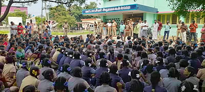 அரசுப் பள்ளியாக மாற்றக் கோரி மாணவிகள் போராட்டம்