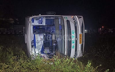 திருச்சி அருகே அரசு சொகுசுப் பேருந்து நெடுஞ்சாலையில் கவிழ்ந்து 10 பேர் காயம்