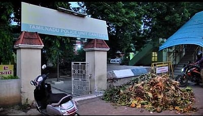 அபராதம் விதித்ததால் ஆத்திரம்: காவல் நிலையம் முன்பு குப்பையை கொட்டிய நகராட்சி ஊழியர்