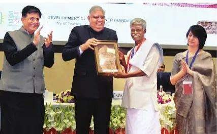 தமிழக கைவினைக் கலைஞா்கள் 4 போ் உள்பட 108 பேருக்கு தேசிய விருதுகள்: குடியரசு துணைத் தலைவா் வழங்கினாா்