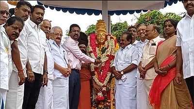 சதய விழா: ராஜராஜ சோழன் சிலைக்கு ஆட்சியர் மாலை அணிவித்து மரியாதை!