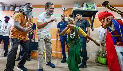 பழங்குடியின மக்களுடன் பாரம்பரிய நடனமாடிய ராகுல் காந்தி!