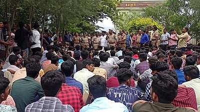 போடி: டாஸ்மாக் மதுக்கடையை அகற்றக்கோரி அரசு பொறியியல் கல்லூரி மாணவர்கள் போராட்டம்!