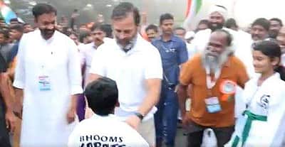 கராத்தே செய்த சிறுவனின் தவறை திருத்திய ராகுல்! (விடியோ)
