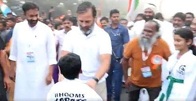 கராத்தே செய்த சிறுவனின் தவறை திருத்திய ராகுல்! (விடியோ)