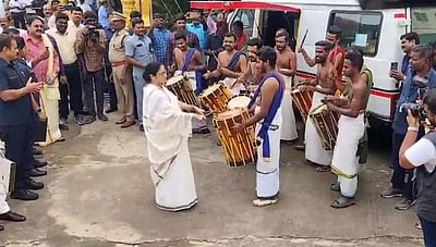 சென்னையில் செண்டை மேளம் வாசித்து அசத்திய மம்தா!